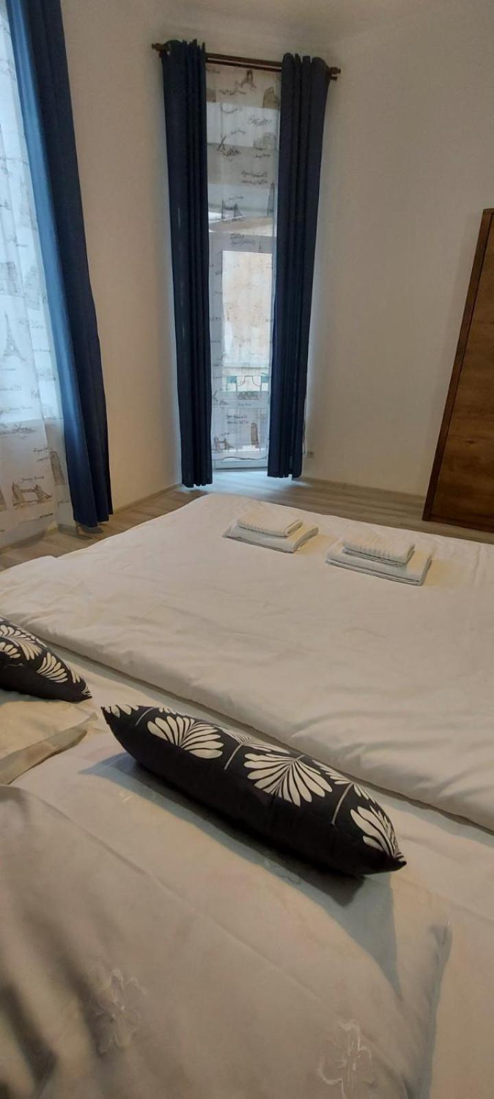 White Rooms On City Center Lviv Exterior foto